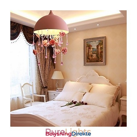 En Liten Rosa Rosehagelysekronelampe Iron Princess