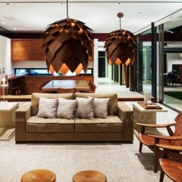 Rustikk Lodge-Pendellampe I Tre Med Kongleform