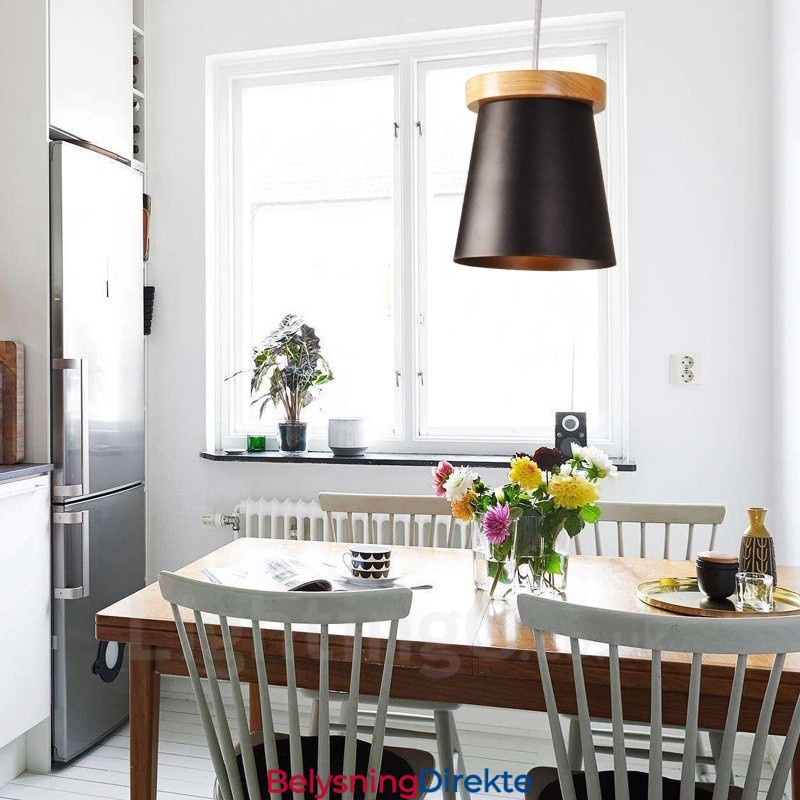 1 Lys Moderne, Samtidskunstnerisk Nordisk Stil Pendellampe I Tre Med Jernskjerm