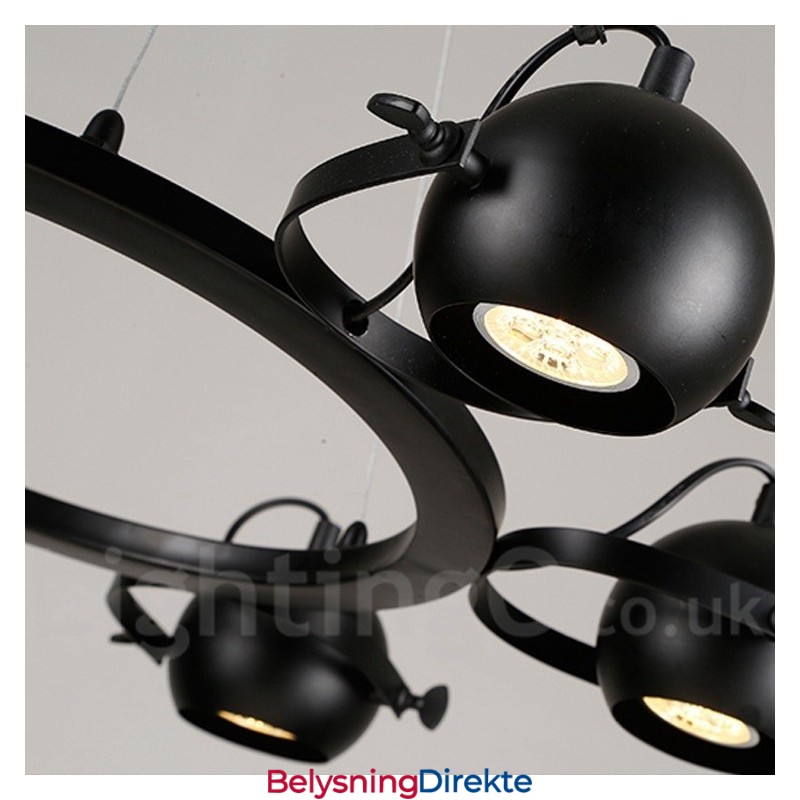 Retro Vintage Pendellampe I Svart Jern Med 6 Lys Og Kuleskjermer I Svart Jern