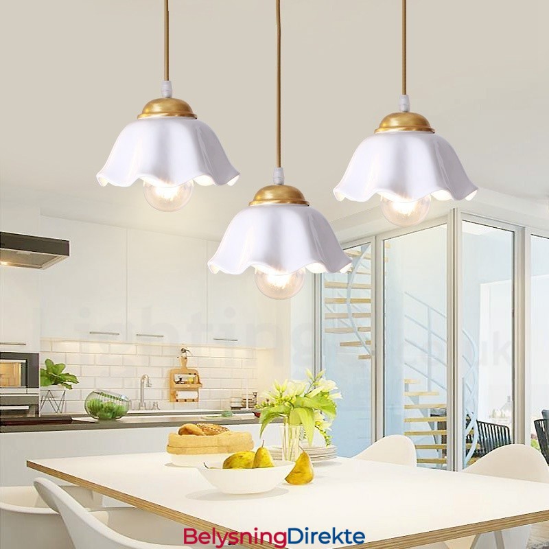 Rustikk Pendellampe I Nordisk Stil I Ren Messing Med Keramisk Skjerm