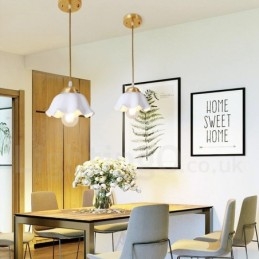 Rustikk Pendellampe I Nordisk Stil I Ren Messing Med Keramisk Skjerm