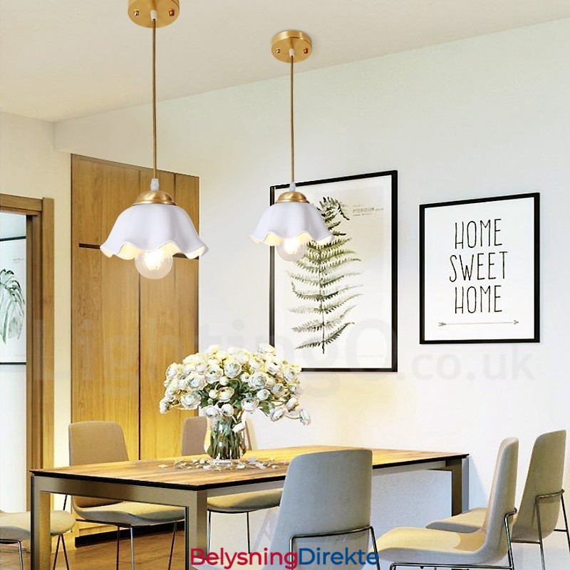 Rustikk Pendellampe I Nordisk Stil I Ren Messing Med Keramisk Skjerm