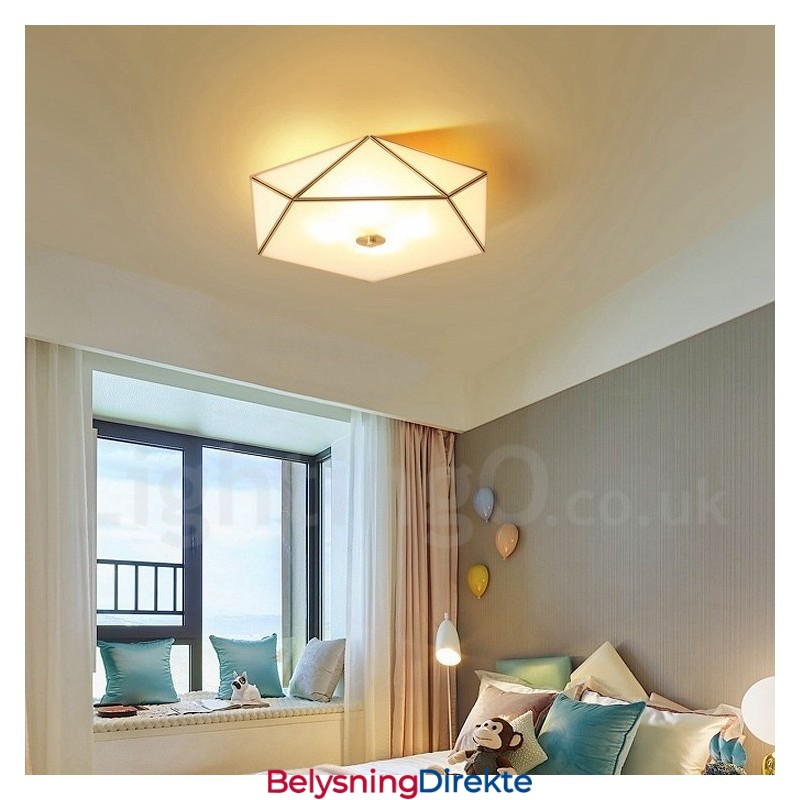 Rustikk Taklampe I Nordisk Stil I Ren Messing Med Glassskjerm