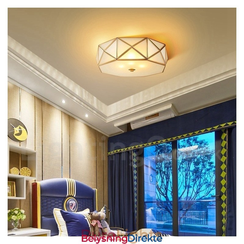 Rustikk Taklampe I Nordisk Stil I Ren Messing Med Glassskjerm