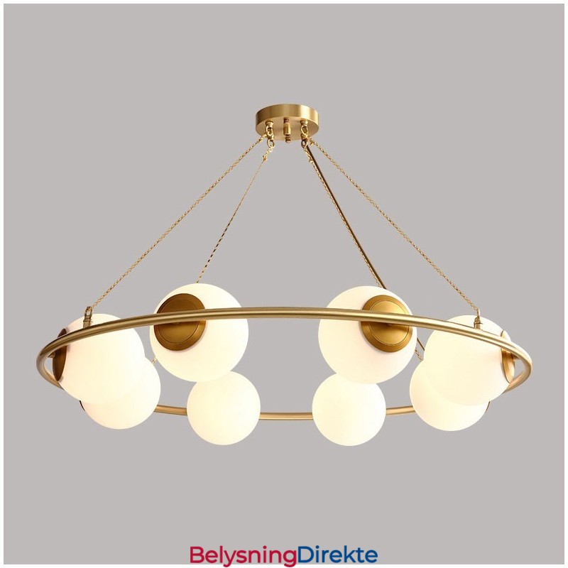 Rund Lysekrone I Rustikk Lodgestil I Ren Messing Med Hvite Skjermer