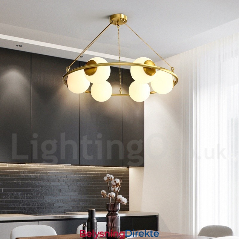 Rund Lysekrone I Rustikk Lodgestil I Ren Messing Med Hvite Skjermer