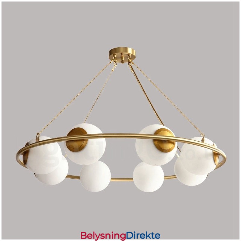 Rund Lysekrone I Rustikk Lodgestil I Ren Messing Med Hvite Skjermer