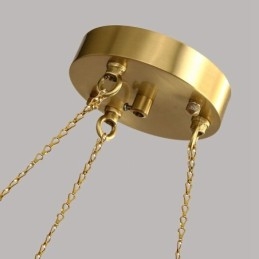 Rund Lysekrone I Rustikk Lodgestil I Ren Messing Med Hvite Skjermer