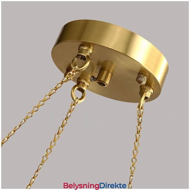 Rund Lysekrone I Rustikk Lodgestil I Ren Messing Med Hvite Skjermer