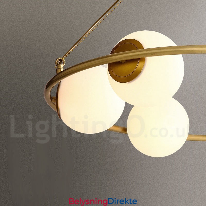 Rund Lysekrone I Rustikk Lodgestil I Ren Messing Med Hvite Skjermer