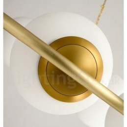 Rund Lysekrone I Rustikk Lodgestil I Ren Messing Med Hvite Skjermer