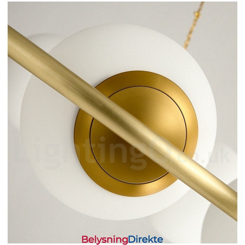 Rund Lysekrone I Rustikk Lodgestil I Ren Messing Med Hvite Skjermer