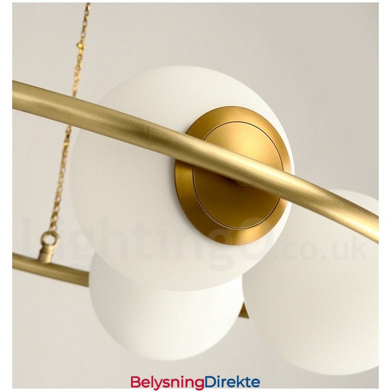 Rund Lysekrone I Rustikk Lodgestil I Ren Messing Med Hvite Skjermer