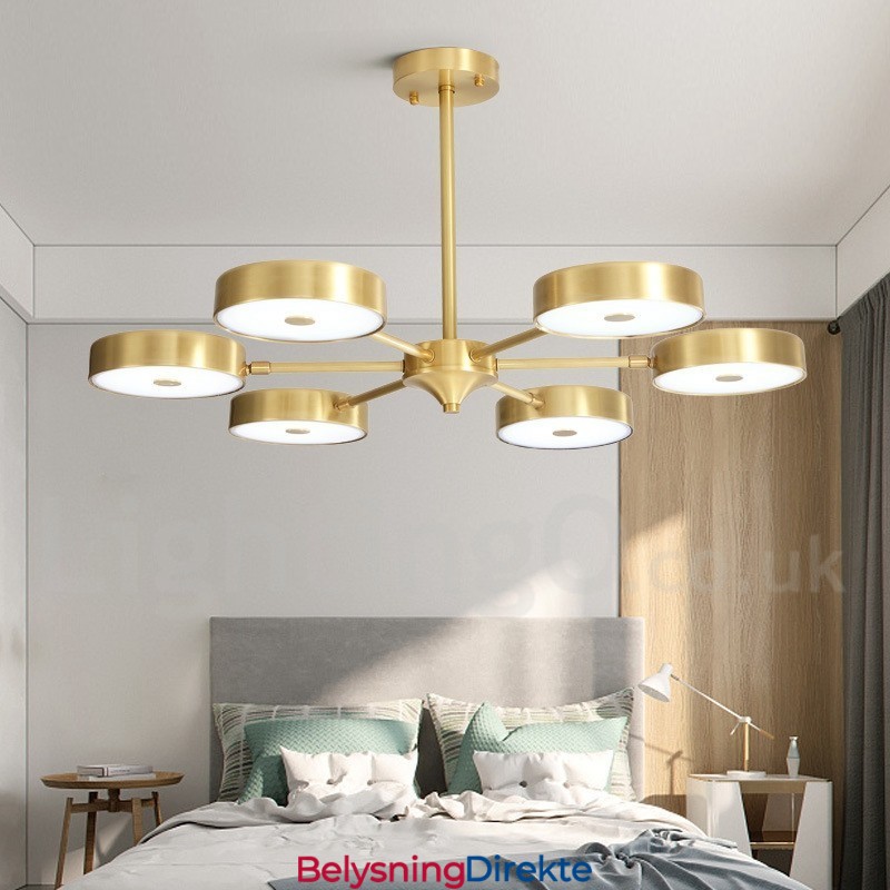 Roterbar Lysekrone I Ren Messing Med Rustikk Lodge Og Akrylskjermer