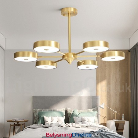 Roterbar Lysekrone I Ren Messing Med Rustikk Lodge Og Akrylskjermer