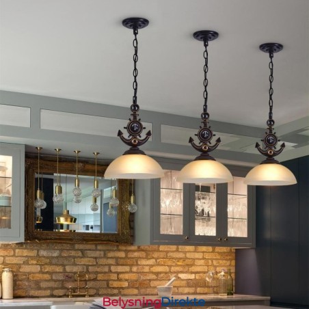 En Lysende Svart Rustikk Kunstnerisk Retro Antikk Pendellampe Med Glassskjerm