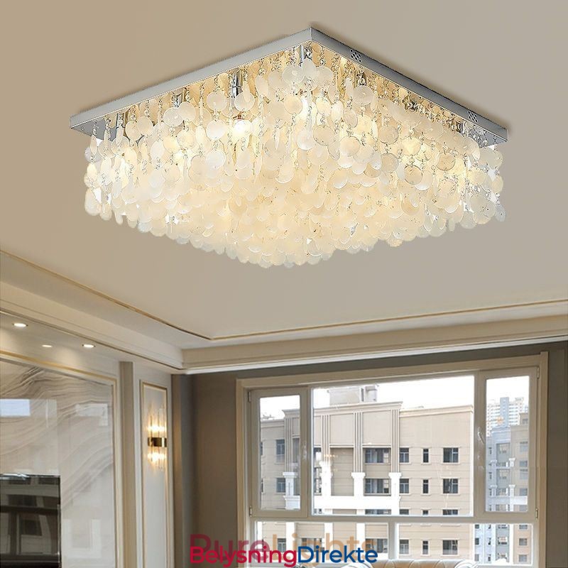 Moderne Hvit Skalllampe I Takmontering Med Innfelt Lysekrone