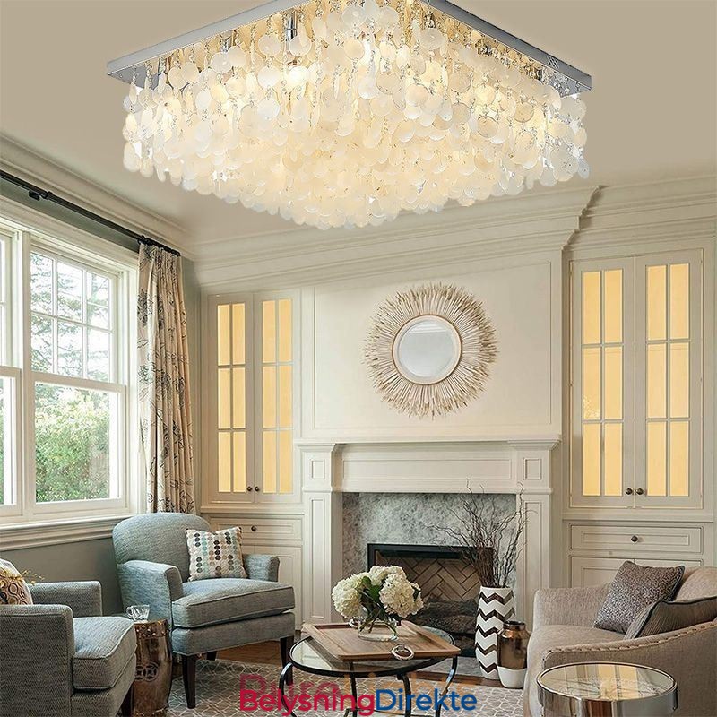 Moderne Hvit Skalllampe I Takmontering Med Innfelt Lysekrone