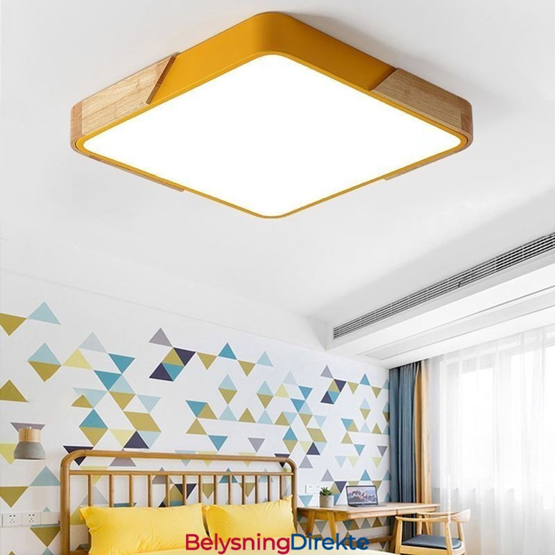 Enkel Innfelt Taklampe I Treramme Med Supertynn Design Og Dinglende Lys