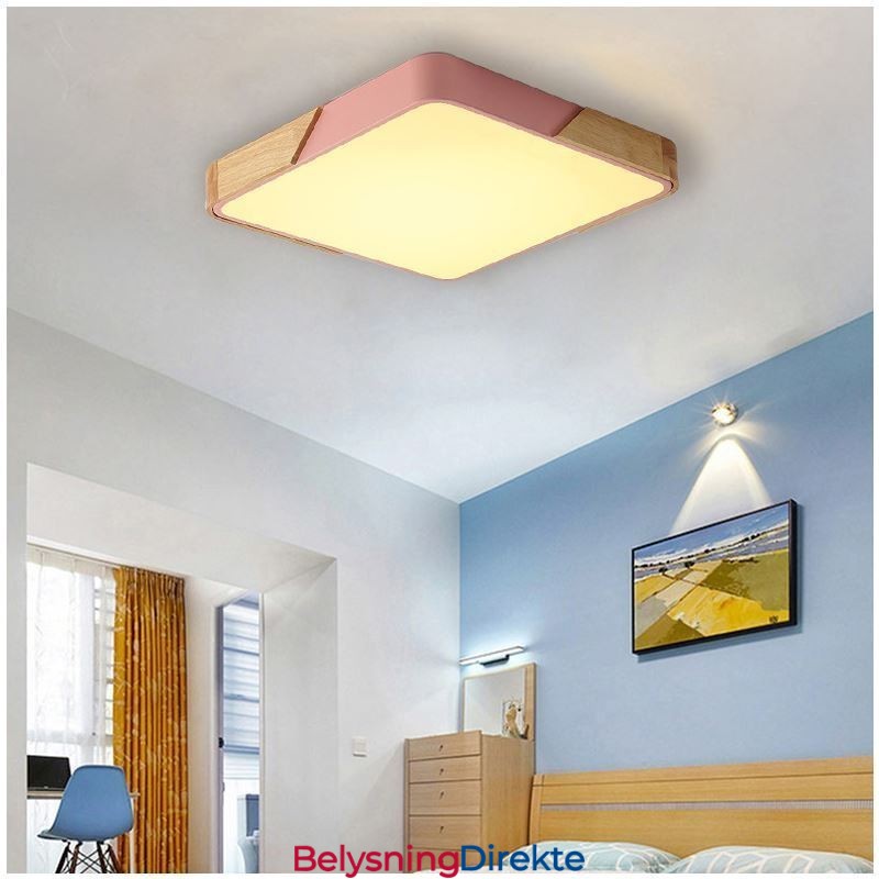 Enkel Innfelt Taklampe I Treramme Med Supertynn Design Og Dinglende Lys