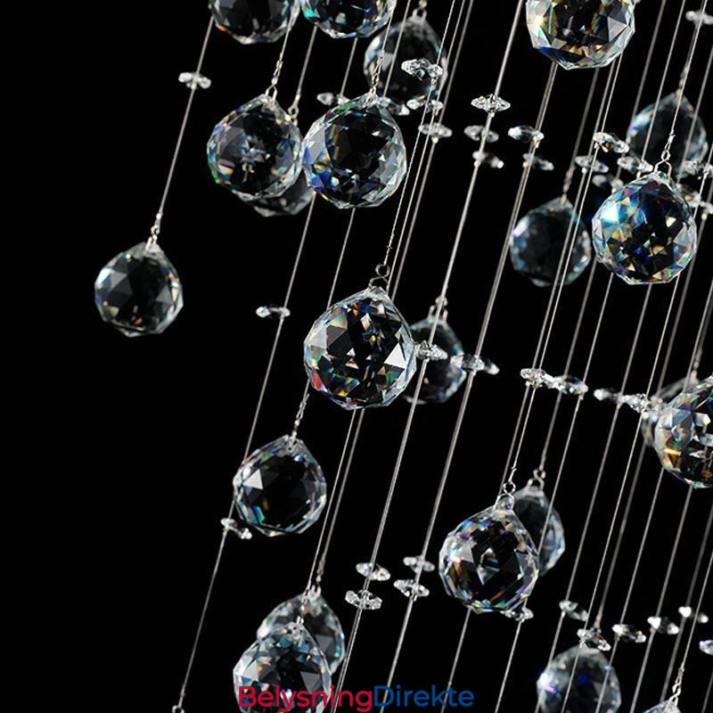 Moderne Krystalllysekrone Med Innfelt Taklampe