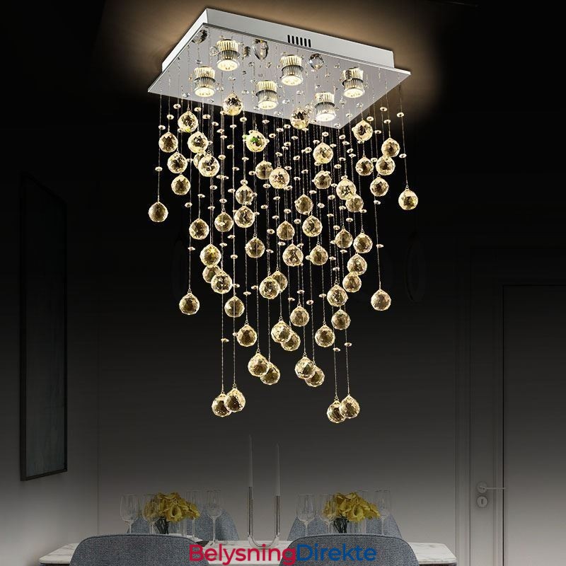 Moderne Krystalllysekrone Med Innfelt Taklampe