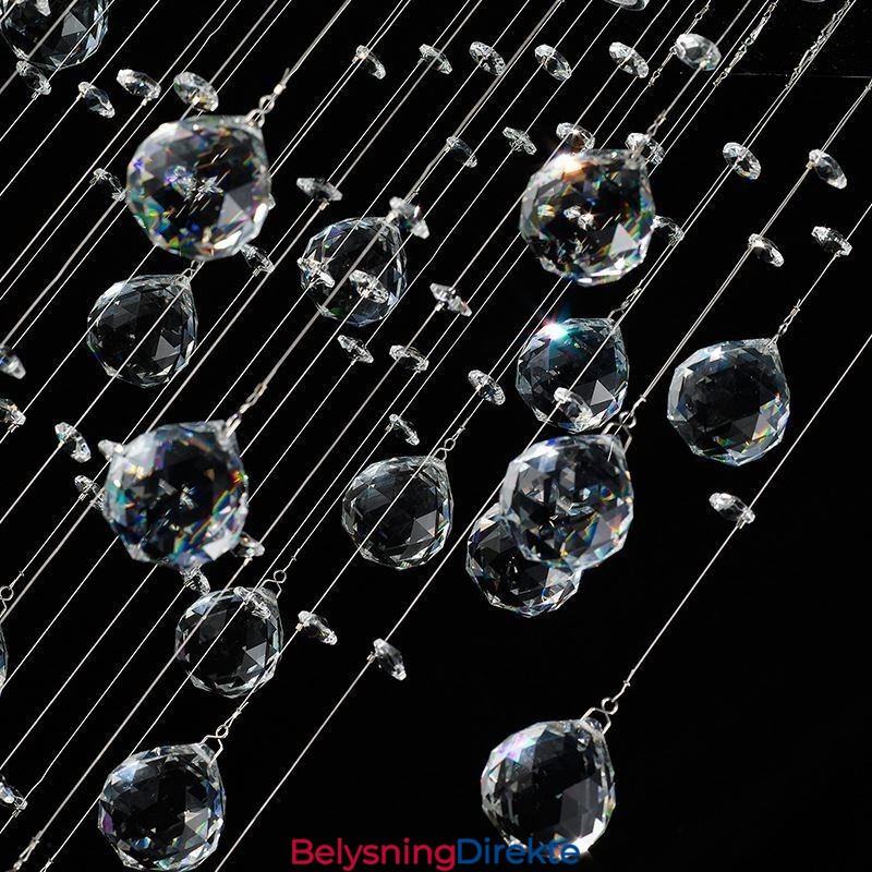 Moderne Krystalllysekrone Med Innfelt Taklampe