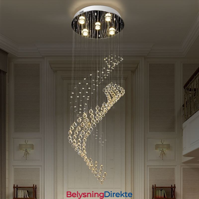 Elegant Krystalllysekrone Med Regndråper I Taklamper I Foajeen