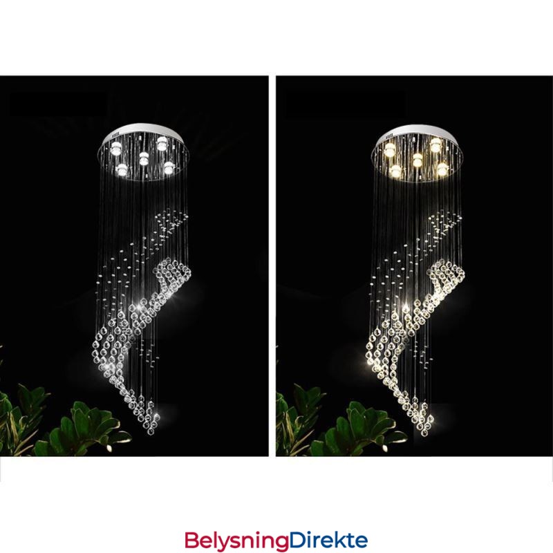 Elegant Krystalllysekrone Med Regndråper I Taklamper I Foajeen