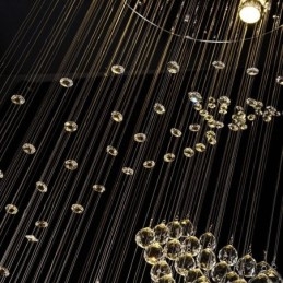 Elegant Krystalllysekrone Med Regndråper I Taklamper I Foajeen