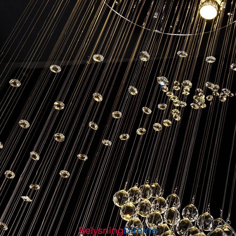 Elegant Krystalllysekrone Med Regndråper I Taklamper I Foajeen