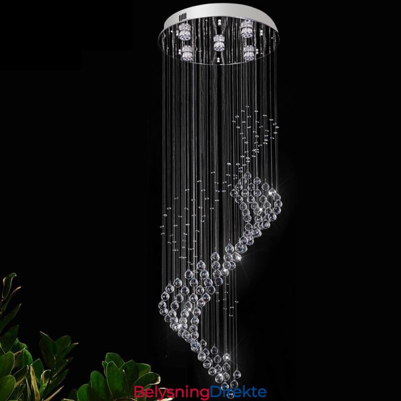 Elegant Krystalllysekrone Med Regndråper I Taklamper I Foajeen