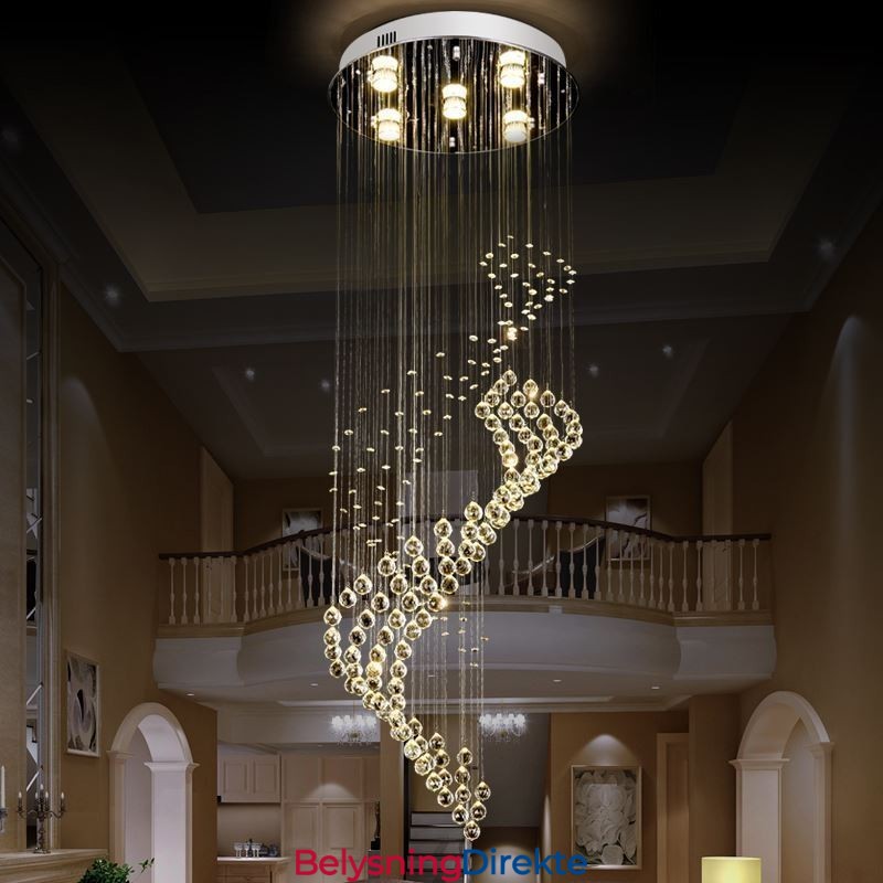 Elegant Krystalllysekrone Med Regndråper I Taklamper I Foajeen