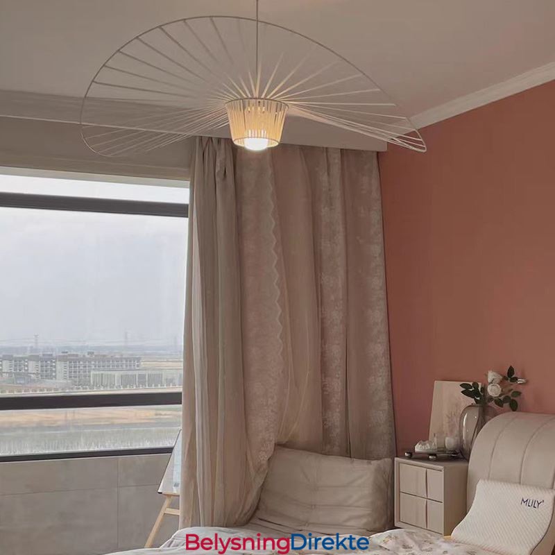 Moderne, Enkel Taklampe I Jernform Med Hatteform