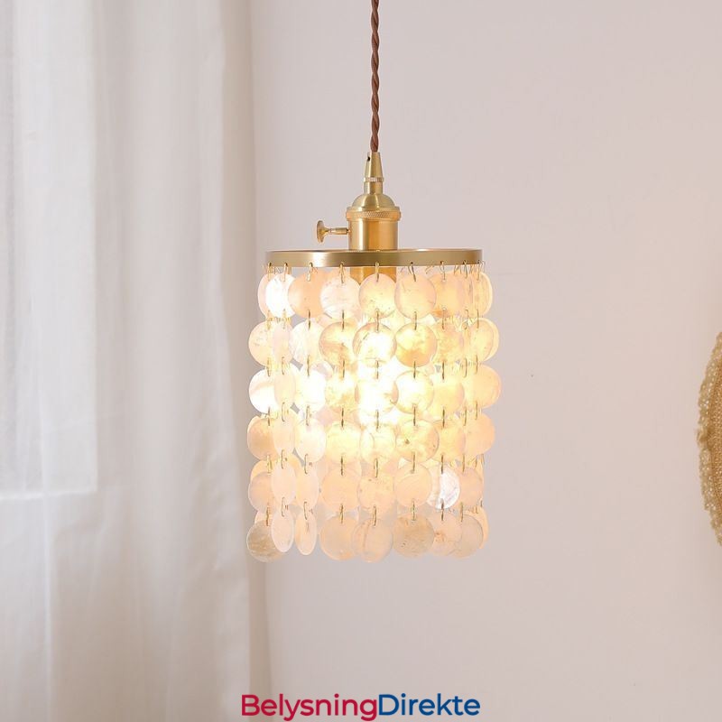 Moderne Klassisk Lysekrone Med Hvit Skjellskjerm Og Anhengslampe Til Taket