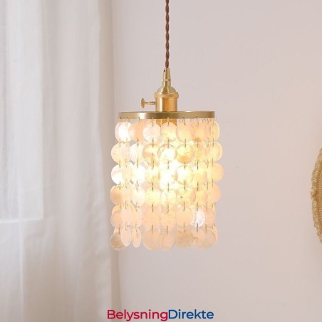 Moderne Klassisk Lysekrone Med Hvit Skjellskjerm Og Anhengslampe Til Taket