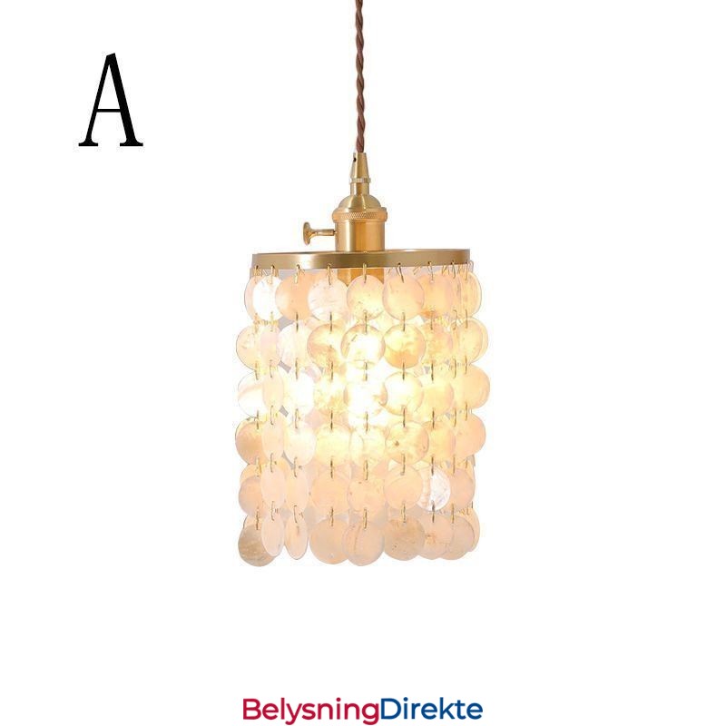 Moderne Klassisk Lysekrone Med Hvit Skjellskjerm Og Anhengslampe Til Taket