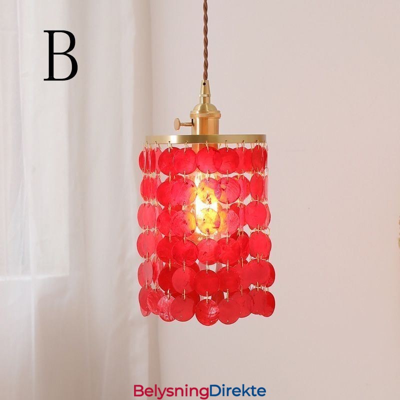 Moderne Klassisk Lysekrone Med Hvit Skjellskjerm Og Anhengslampe Til Taket