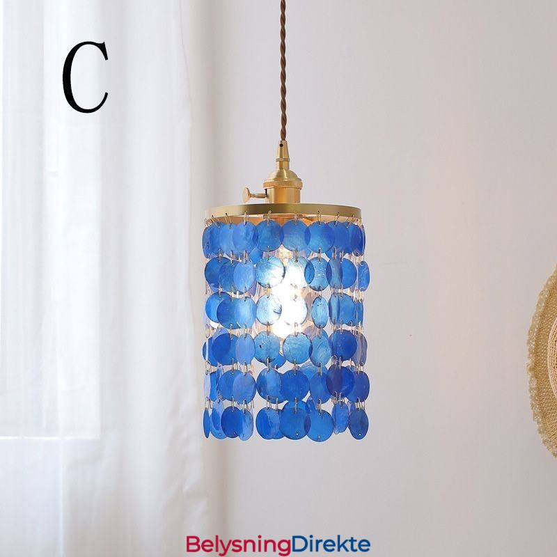 Moderne Klassisk Lysekrone Med Hvit Skjellskjerm Og Anhengslampe Til Taket