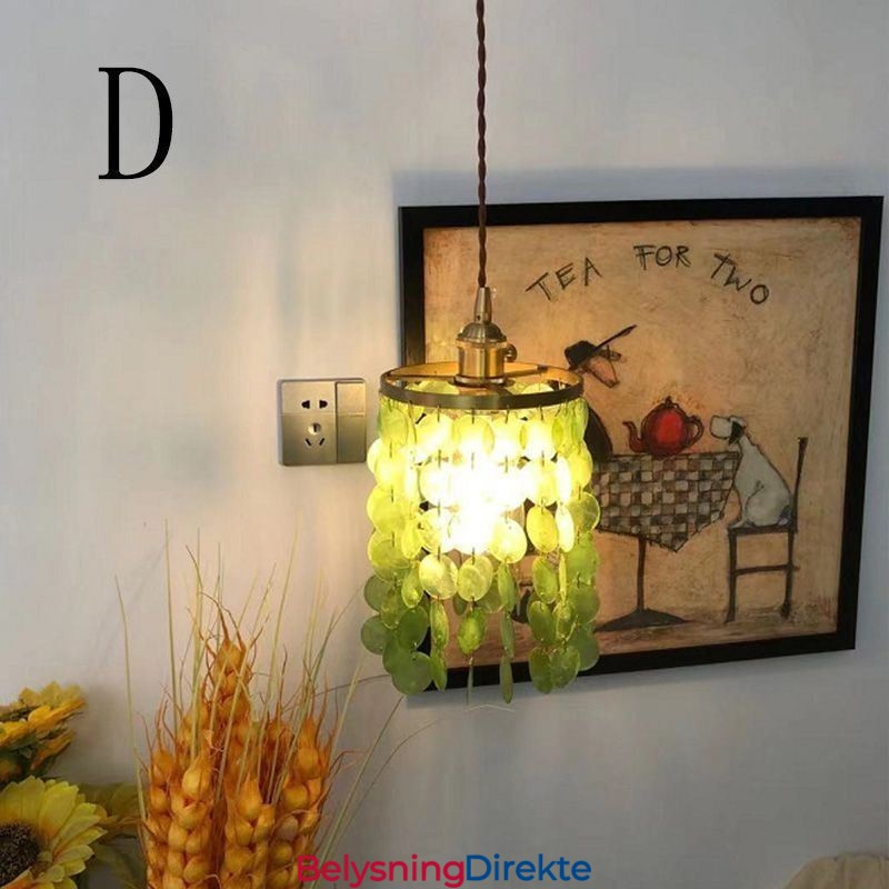 Moderne Klassisk Lysekrone Med Hvit Skjellskjerm Og Anhengslampe Til Taket