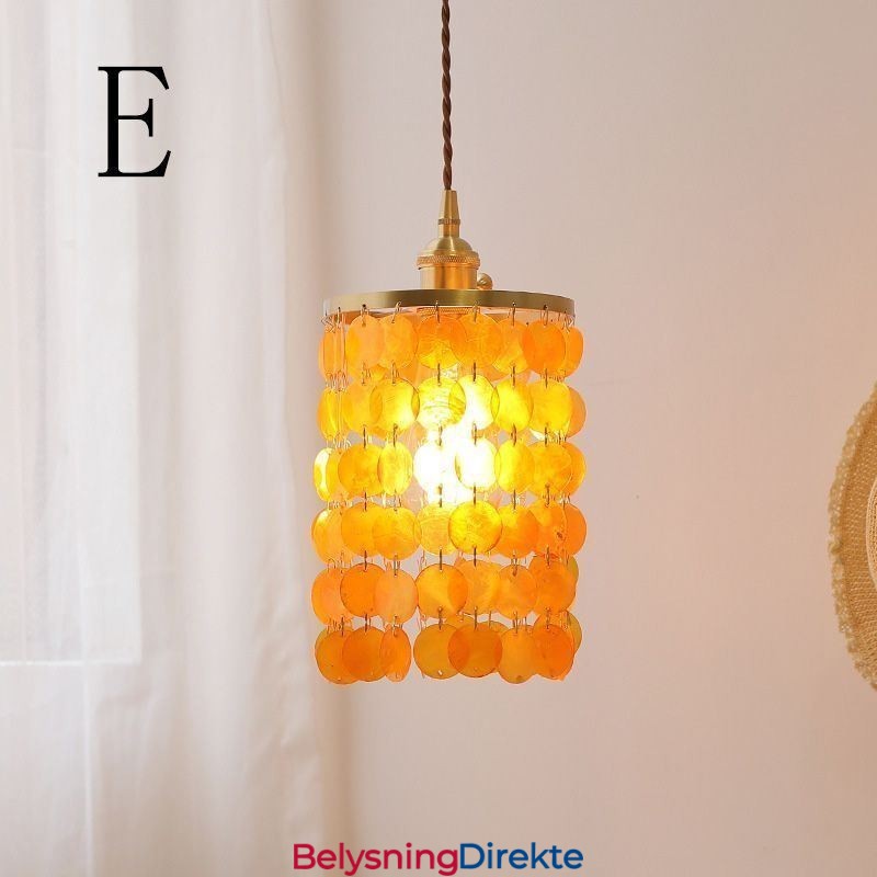 Moderne Klassisk Lysekrone Med Hvit Skjellskjerm Og Anhengslampe Til Taket