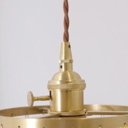 Moderne Klassisk Lysekrone Med Hvit Skjellskjerm Og Anhengslampe Til Taket