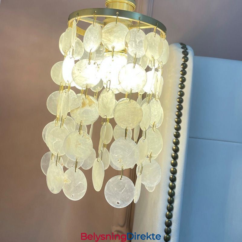 Moderne Klassisk Lysekrone Med Hvit Skjellskjerm Og Anhengslampe Til Taket