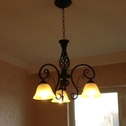 Rustikk Metalllysekrone I Maleri I Hyttestil