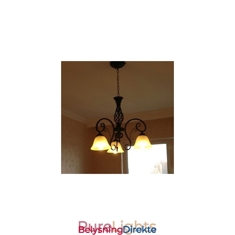 Rustikk Metalllysekrone I Maleri I Hyttestil