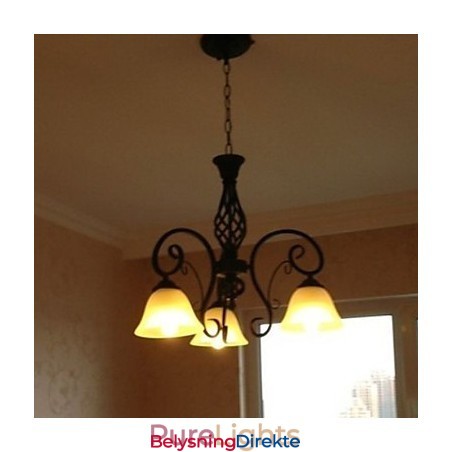 Rustikk Metalllysekrone I Maleri I Hyttestil