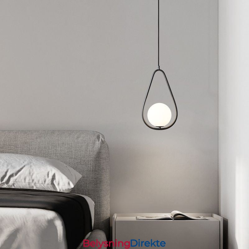 Moderne Globeformet Pendellampe I Glass Med Vanndråper