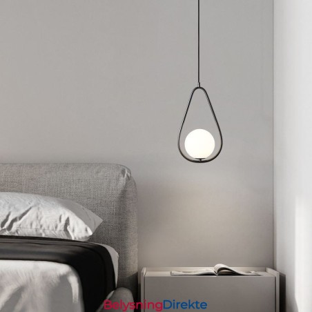Moderne Globeformet Pendellampe I Glass Med Vanndråper
