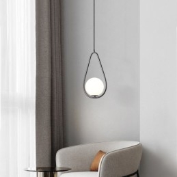 Moderne Globeformet Pendellampe I Glass Med Vanndråper